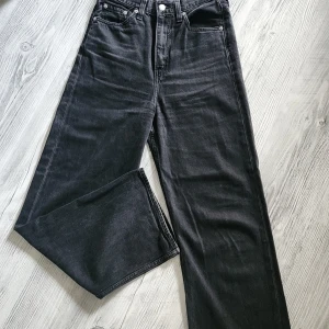 Svarta Levis Jeans / Baggy, Straight - Ett par svarta Levis jeans. Har användits mycket men har inga skador. Storleken på dessa är W26. Pris kan diskuteras