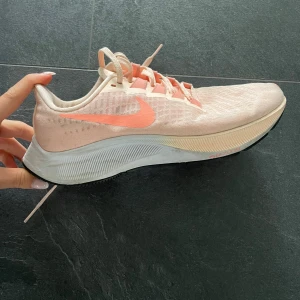 Nike skor - Säljer dessa träningsskor pågrund av att de är för små💗 de är använda men ändå fräscha💗storlek 38,5