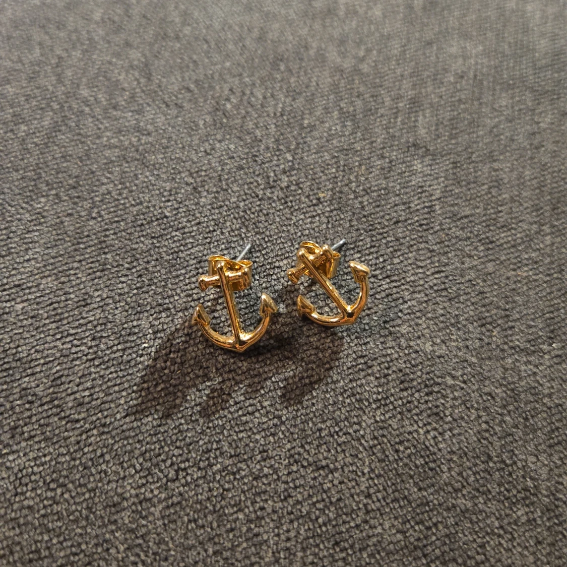 Guldiga ankare örhängen