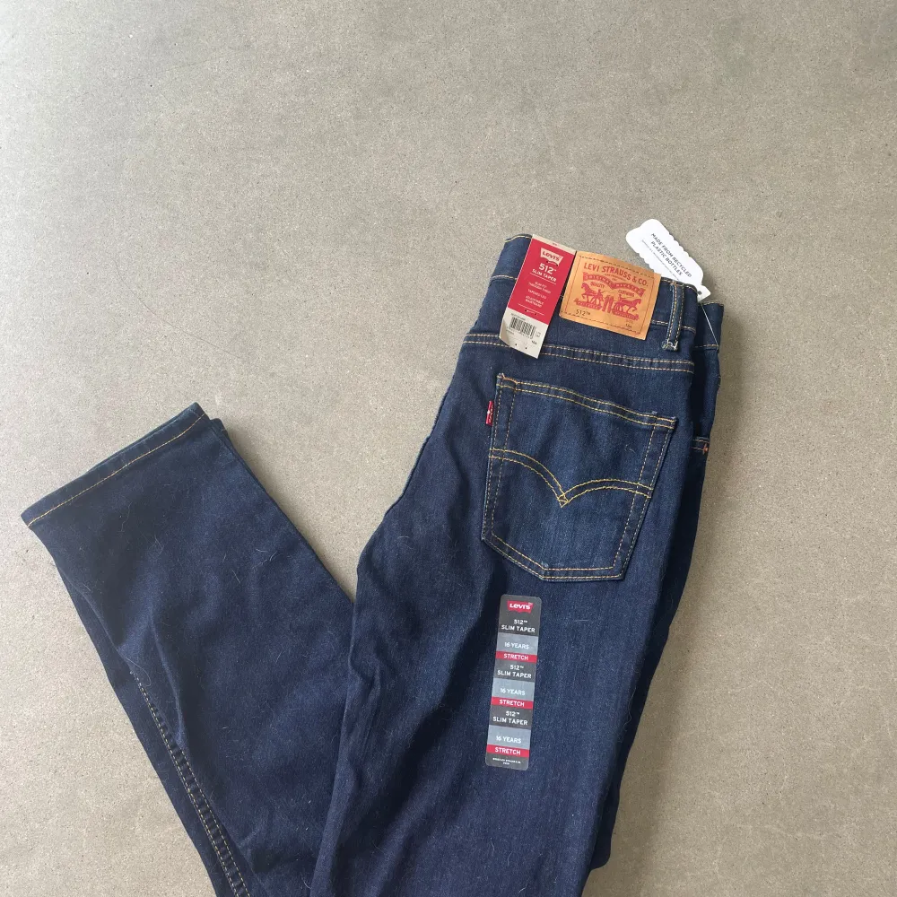 Säljer dessa snygg jeans som är helt nya!. Jeans & Byxor.