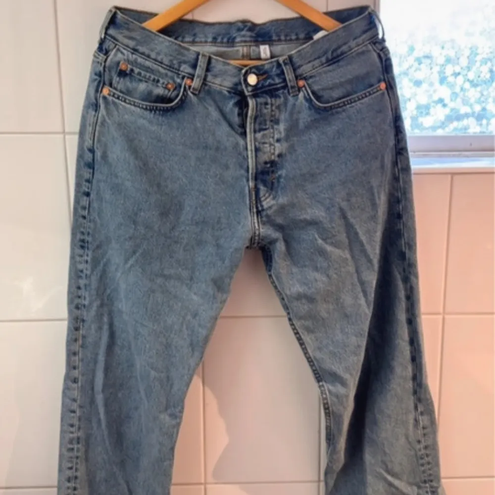 Jeans från Weekday i modell Space, storlek 30/32. Passade tyvärr inte mig, så superfint skick. Nypris 600:-. Jeans & Byxor.