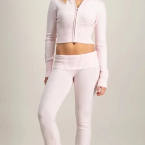 Rosa Gina sätt - Säljer detta pga de kommer inte till användning. Vet inte riktigt storlekarna med jag är 1,61 byxorna är lite lite långa men annars sitter dom bra. Jag skulle tippa på att byxorna är 164 och tröjan 158 typ. 