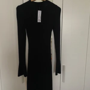 Gina Tricot klänning med prislapp  - Aldrig använd, svart elegant figurnära klänning:)🌸 Den kostade 500 kr 