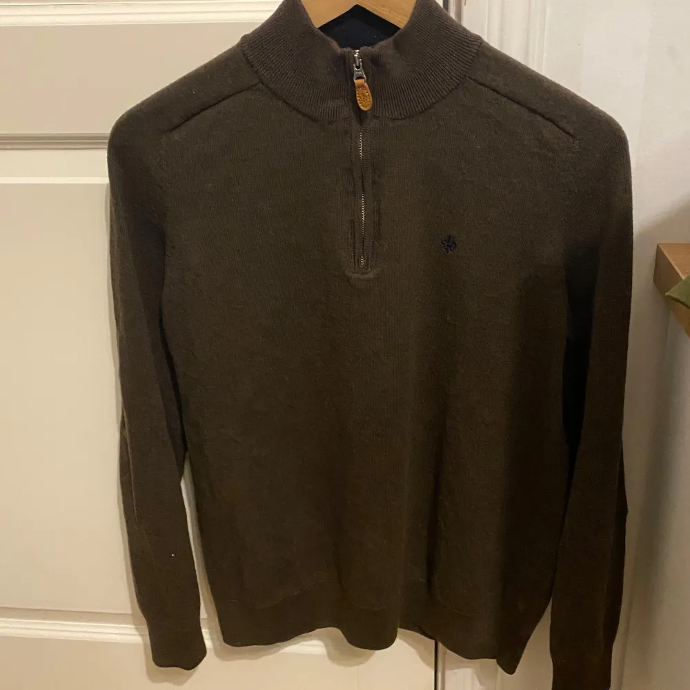 Morris merino John zip tröja i färgen brun. Väldigt fint skick, strl:L liten i storlek så sitter som XS/S. Nypris cirka 1800kr mitt pris 700kr, 🛑pris inte hugget i sten🛑 Skriv om du har frågor och funderingar. //Daahlgren.resell✨. Neuletakit & Villapaidat.