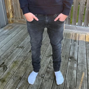 Tiger of Sweden jeans  - Säljer ett par feta jeans! W:28 L: 30. Modellen på bilden är 170! Helt nya!