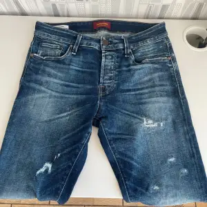  Tjena, säljer mina Jack and Jones Jeans  i den trendiga modellen slim Glenn. Jeansen är knappt använda, cond 9/10. Nypris: 1100kr, hör av er vid minsta intresse