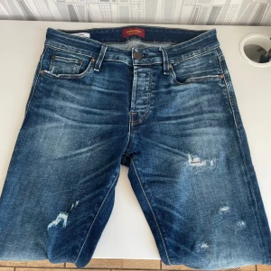 Jack and Jones jeans  -  Tjena, säljer mina Jack and Jones Jeans  i den trendiga modellen slim Glenn. Jeansen är knappt använda, cond 9/10. Nypris: 1100kr, hör av er vid minsta intresse