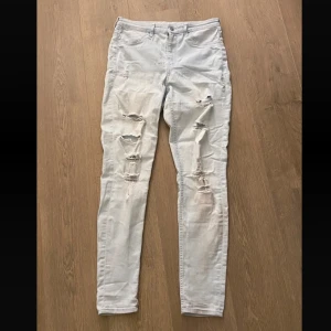 Ljusblåa jeans  - Skinny jeans med hål, strechiga, lite slitage vid ena benet. Hör av dig om det finns frågor💕
