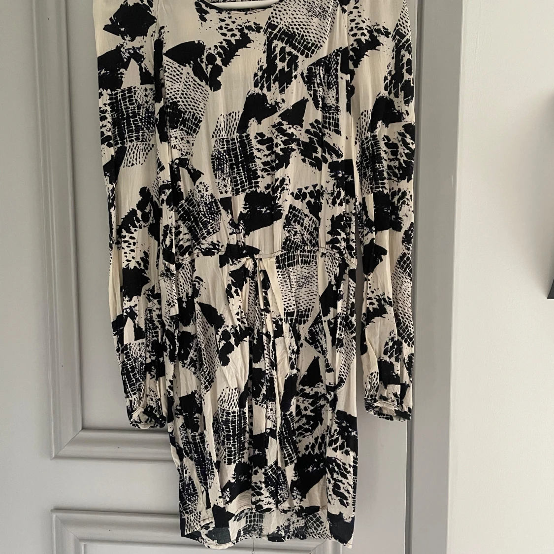Svartvit mönstrad klänning från BikBok - 3