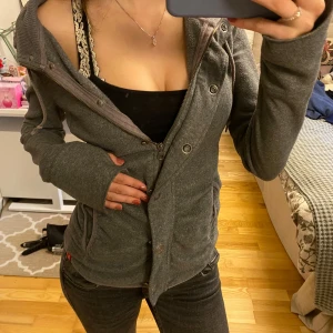 Grå zip kofta - Supermysig och varm kofta som sitter mot kroppen, från Edc med flera fina detaljer 🩶 