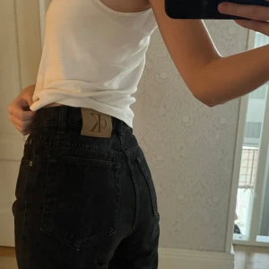 CK Jeans - Säljer mina svarta Calvin Klein jeans som jag köpt vintage. Säljs då de tyvärr är lite för stora för mig. Stl ”8” motsvarar en 38. 100 kr + frakt 🥰
