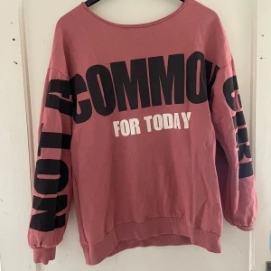 Rosa sweatshirt från Bershka - Säljer en cool rosa sweatshirt från Bershka med texten 'NOT COMMON FOR TODAY' i svart och vitt. Tröjan har långa ärmar och en avslappnad passform, perfekt för en chill dag. Den är i bra skick och superbekväm. Perfekt för höst och vår!