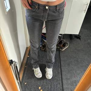 Mörkgråa jeans från zara. Har normalt M/38 i storlek så dessa sitter avslappnade och lowrise (om man vill). 