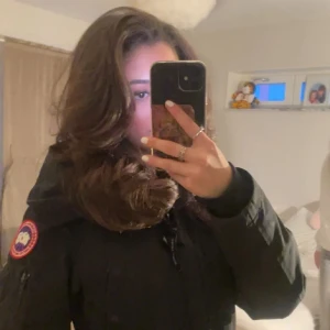 Canada Goose jacka  - Hej, säljer min Canada goose jacka som jag köpte utav en tjej här på plick. Bilderna kommer från hennes annons. Den har några skador vid armen, säljer den för den är för liten för mig. Storlek XS 