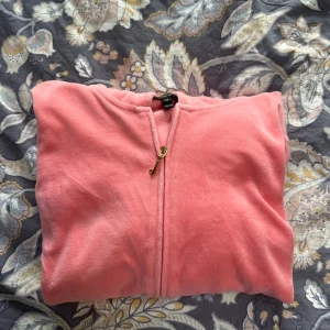 Rosa Juicy Couture kofta M - Juicykofta i storlek M. Har en fläck på ena ärmen, bortsett från den i mycket fint skick. Liten i storleken!