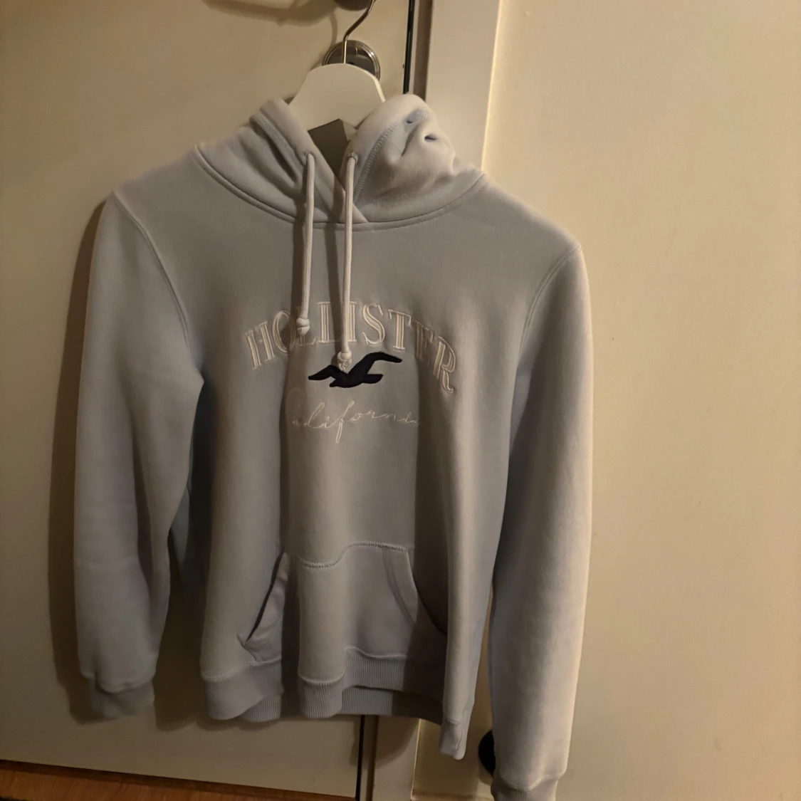Vit hoodie från Hollister