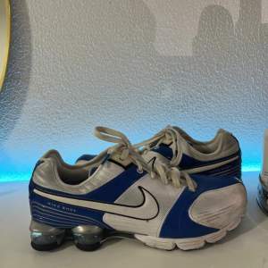 Säljer dessa Nike shox skor för herr i storlek 43.  Använts några gånger men är väldigt fin i skick, lite smutsiga och små veck och trådar som fyller men inget märkvärdigt.  Dessa ligger mellan 1 500 - 2 000 kr. Mitt pris: 600kr  Mvh ☺️