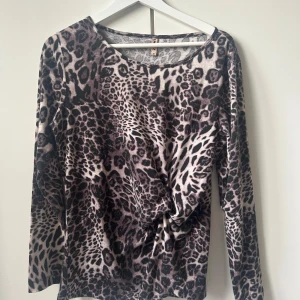 Leopard tröja  - Super snygg leopard tröja med vridet tyg på magen köpt secondhand ❣️