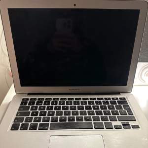 Hej! Säljer min MacBook Air 13 från 2017. Jag använder den inte så mycket längre. Den är i gott skick, fungerar jätte bra. 