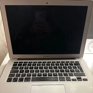 MacBook Air  - Hej! Säljer min MacBook Air 13 från 2017. Jag använder den inte så mycket längre. Den är i gott skick, fungerar jätte bra. 