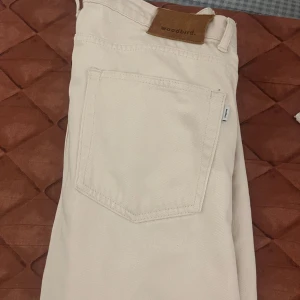 Woodbird byxor  - W34 30L fina byxor användes 2 gånger inte min smak då dem är ljusa i färgen de är beiga säljer pågrund av att ja ej har nån nytta av de köpta för 1000kr 