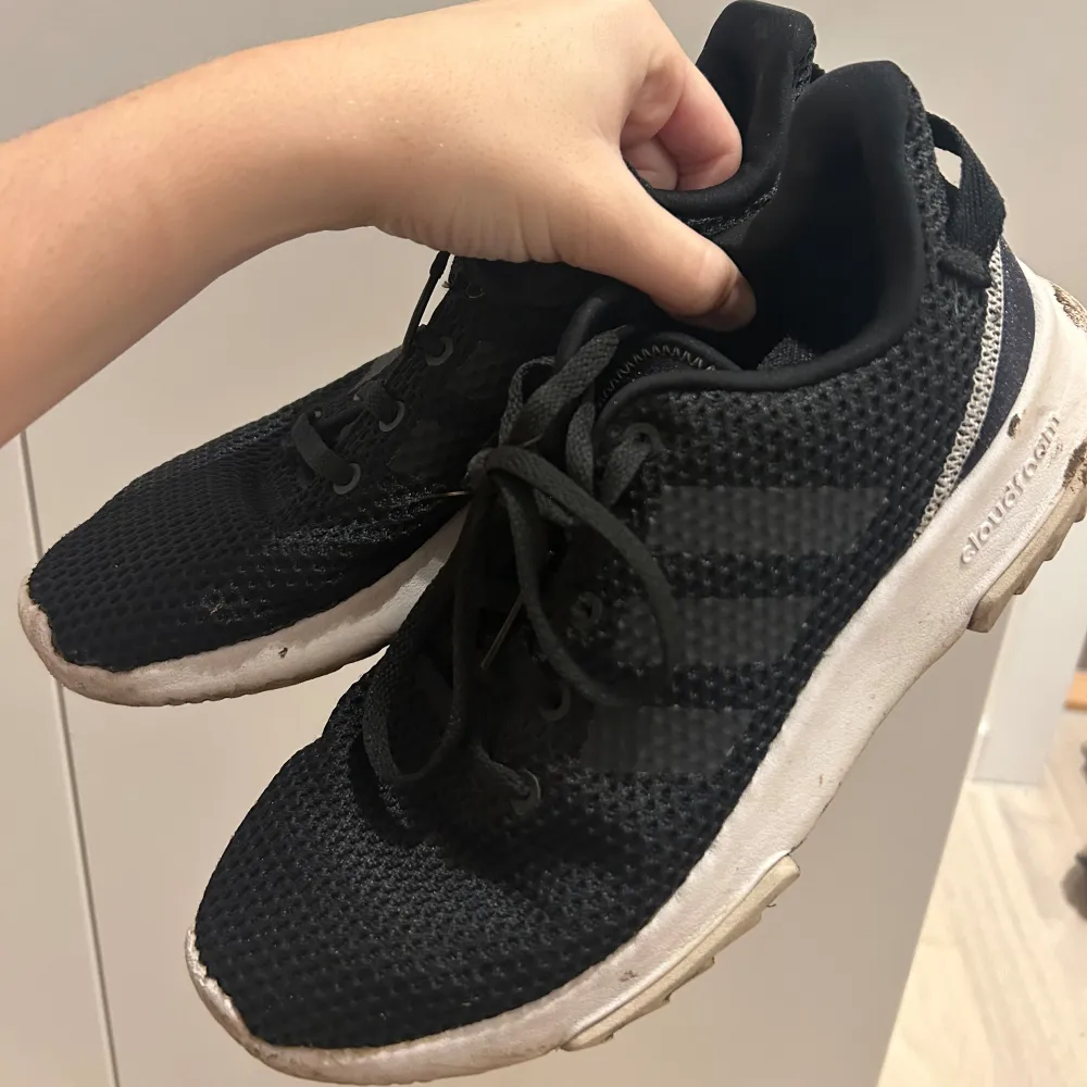 Svarta sneakers från Adidas. Använda en del vilket syns lite på sulan, men annars inga slitage. De är i storlek 37 1/3. Skor.