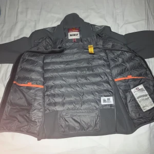 Parajumper Jayden Mash  - Parajumper Jayden Mash Hybrid Jacket  Varan är i ba skick har inga repor eller rivna hål.  Ingen solbränna eller något liknande  Höst/vinter jacka tål vatten och är värmehållande.  Storlek S/L 
