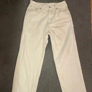 Beige/vita jeans från Weekday - Säljer ett par snygga beige/vita jeans från Weekday i modellen Galaxy Loose Straight. De är i loose fit och har en klassisk femficksdesign. Perfekta för en avslappnad stil och passar till alla tillfällen. Har använts men ät fortfarande i ett bra skick! Ser skrynkligare ut på bilderna än i verkligheten.