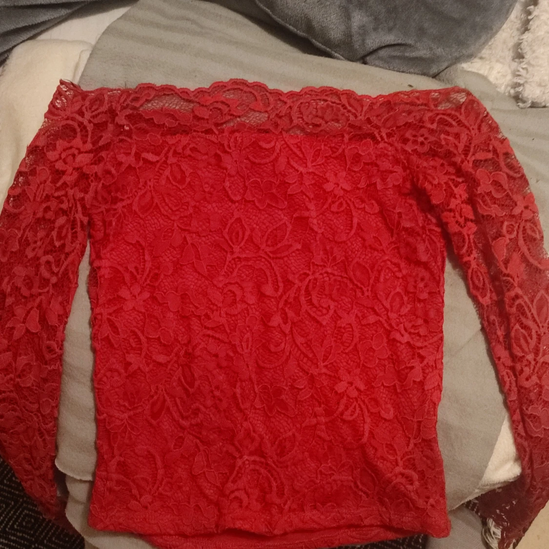 Off shoulder spets tröja