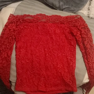 Off shoulder spets tröja - Röd spets tröja knappt använd 