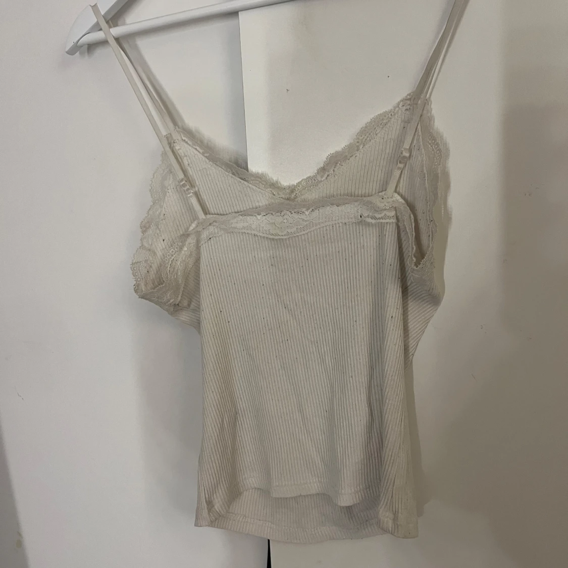 Beige ribbad linnetopp med spetsdetaljer - 90