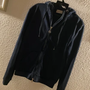 Moncler hoodie  - Helt äkta och utmärkt skick. Säljer den då den tyvärr var för liten. Storleken är S men skulle säga att den sitter bättre på någon med storlek XS. Skriv om ni undrar något eller vill ha fler bilder 🙂