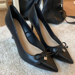 DKNY pumps med rosett🎀 - säljer dessa så snygga DKNY gossip girl-esque pumps med medium stilettoklack o rosetter där framme💕är verkligen så så smash med jeans och kostymbyxor! bottnen av klacken något sliten men inget man märker. hör av er vid frågor💖💖