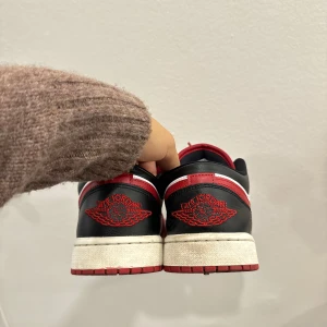 Jordans red/black - Bra skick 