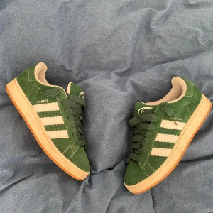 Addidas Campus 00 - Bra skick andvändt ca5-7 gånger. Storlek 46 men jag har 45 och den passar ändå. Skriv vid fler frågor. Priset kan diskuteras vid snabb affär