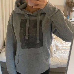Grå hoodie med tryck  - Grå hoodie som är sparsamt använd och i bra skick. Jag köpte den för 600 kr därav lite dyrare pris. 