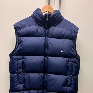 Vintage Nike Vest - Vintage Nike Vest köpt secondhand förra året. Använd få gånger. Besitter ett fint vintage skick. 