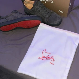 Christian Louboutin skor  - Tja säljer ett par riktigt feta Christian loubutins. Dom är i ganska bra skick och har bara varit använda några gånger. Skriv om du har frågor😁