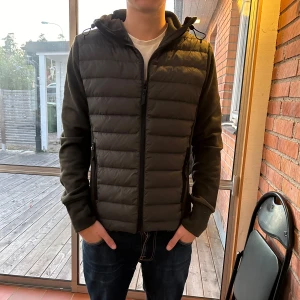 Cardigan  - Riktigt fräsch cardigan storlek M  Perfekt till skolan  Knappt använd, 9/10  