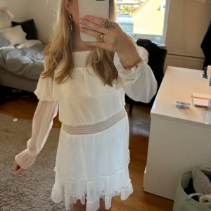 Bikbok klänning - Perfekt till studenten, inga defekter. Säljer för 350kr, vid snabbt köp kan jag tänka mig gå ner i pris. 