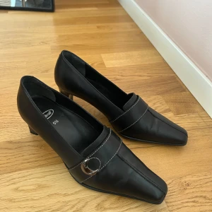 Svarta klackar - Svata klackar från scholl nästan helt oanvända