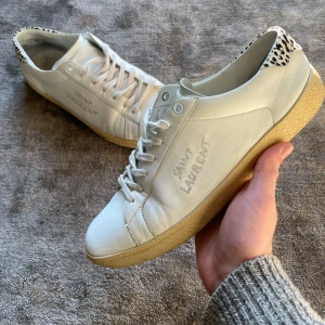 Saint Laurent  - Vill sälja dessa feta saint laurent SL/06 i storlek 42. 28cm lång e skon. Passar 42.  Skick enligt bild kan byta mot skor/parfymer. Priset är fast och dom är självklart äkta