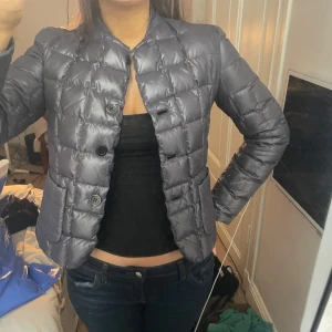 Dunjacka - Köpt i Amsterdam, knappt använd inga synliga defekter! Mest grå med lite blå i