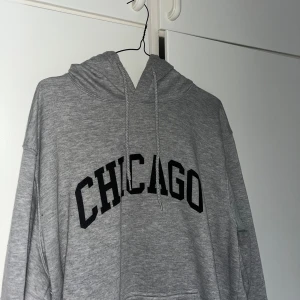 Chicago Hoodie - Grå Chicago hoodie från Boohoo , bra kvalite då den bara är använd ett fåtal gånger 💗