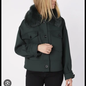 Grön meotine jacka  - Hej säljer min grön meotine jacka då den inte kommer till så mycket användning. Den är i bra skick men en utav knapparna som håller upp pälsen har jag bytt ut mot en vit då den gamla låtsande, men det är inget man merker av💗 vid fler frågor skriv💗