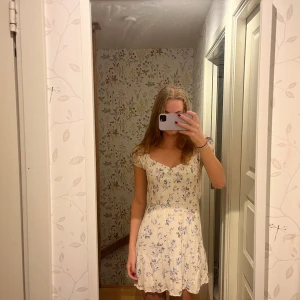 Sommarklänning  - Säljer denna klänningen från hollister, då den är för kort för mig.