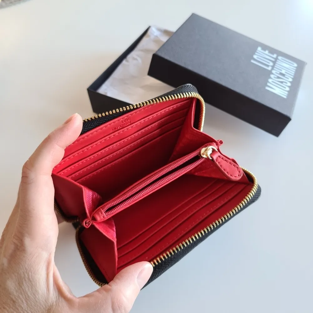 Skitsnygg äkta moschino plånbok som är perfekt att ha i väskan! Inköpt för 1000 kr, aldrig använd utan legat och dammat tyvärr... Den är hel och ren och har guld detaljer. 🤍🤍 pris kan diskuteras!. Väskor.