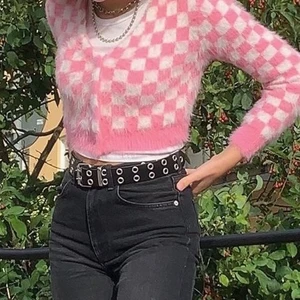 Sugar thrillz tröja - Tröja från dollskill. Den är från ”sugarthrillz” och original priset är 350kr. Den är väldigt mjuk och har hjärtformade knappar.