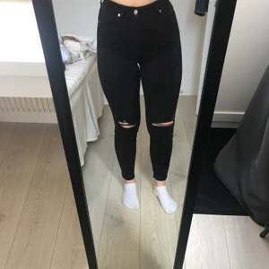 Svarta jenas från NA-KD - Säljer mina svarta jeans från NA-KD då de inte används. De är helt oanvända och nya. Det är storlek 38 men de är super stretchiga så passar någon om man har en storlek både över och under 🌸