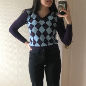 Vintage tröja med snyggt mönster - Säljer denna trendiga tröjan som jag hittade på second hand. Tyvärr är den lite för tajt för mig som vanligtvis har storlek 38/M, därför är den sparsamt använd. Kan hända att färgen på bilden inte riktigt ser ut som hur det är på riktigt!!